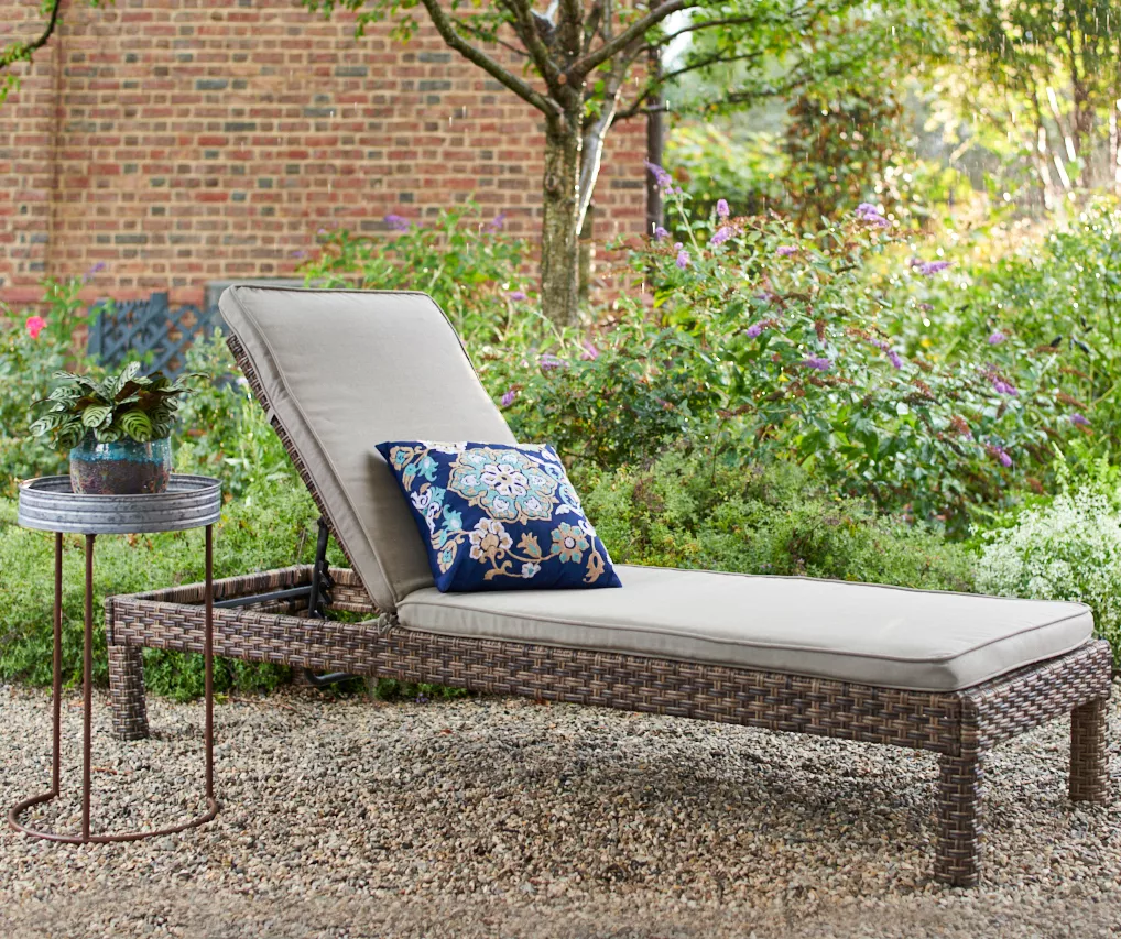 Broyhill Eagle Brooke All-Weather Wicker Cushioned Chaise Lounger - Image 5